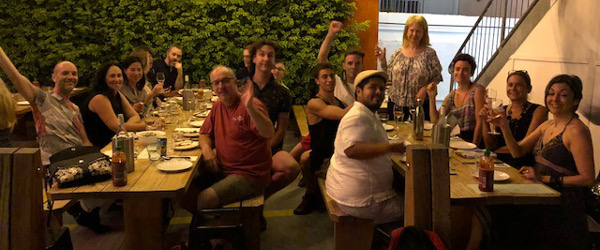 Un groupe de diffuseurs canadien et de l'étranger partageant un repas lors d'un événement en Australie