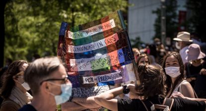Des manifestants exhibent une banderole colorée réclamant un prolongement de la Prestation canadienne d'urgence.