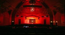 Un théâtre vide éclairé par des lumières rouges