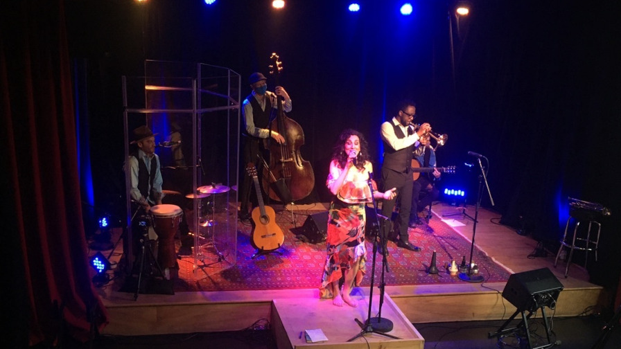 Musiciens appliquant les mesures sanitaires avec des masques et des séparateurs de plexiglas.