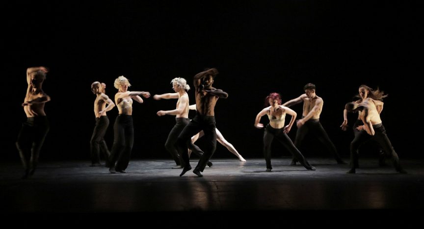 Danseurs interprétant des mouvements de danses contemporaine. Ils portent des pantalons noirs et sont poitrine nue.