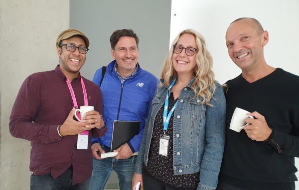 Quatre participants du groupe Festival Fringe d'Édimbourg/CAPACOA de 2019 se pose épaule contre épaule pour une photo.