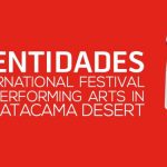 Un fond rouge avec l'inscription « IDENTIDADES International Festival of Performing Arts in Atacama Desert » à côté d'un visage d'ours avec un œil en forme de soleil.