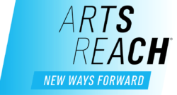 Graphique bleu sur lequel on peut lire "Arts Reach. New Ways Forward".