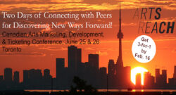 La silhouette de Toronto au coucher du soleil, avec au premier plan des informations sur la Conférence canadienne sur le marketing des arts, le développement et la billetterie.