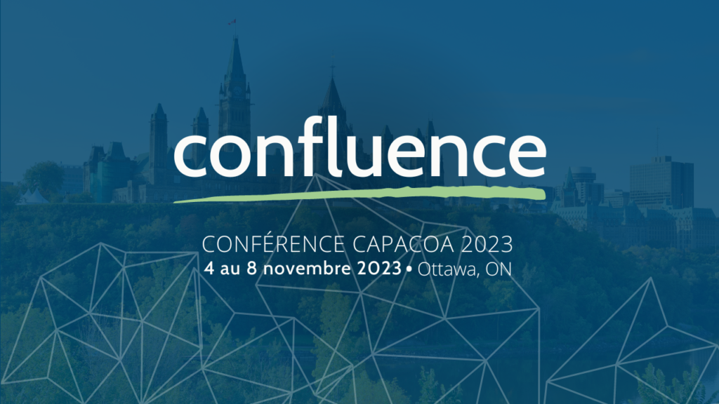 Arrière-plan : Image d'Ottawa teintée en bleu foncé. Le mot « confluence » en texte blanc est souligné en vert clair. Les mots « CONFERENCE CAPACOA 2023. Du 4 au 8 novembre 2023. Ottawa, ON » figurent également en texte blanc.