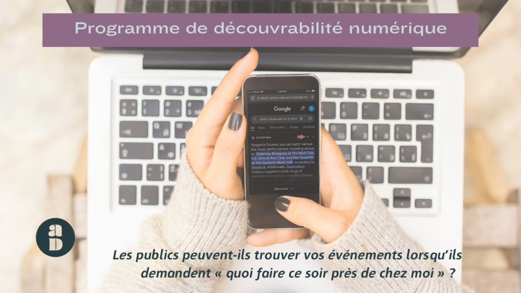 Deux mains tiennent un cellulaire devant un ordinateur portable, et les résultats de la recherche « Events near me » s'affichent sur l'écran du cellulaire. En dessous, on peut lire : « Les publics peuvent-ils trouver vos événements lorsqu'ils demandent, qu'est-ce qui se passe près de chez moi" ? »
