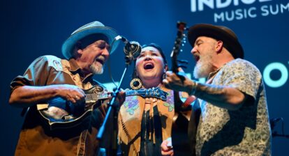 Trois artistes chantant lors du Sommet international de la musique autochtone