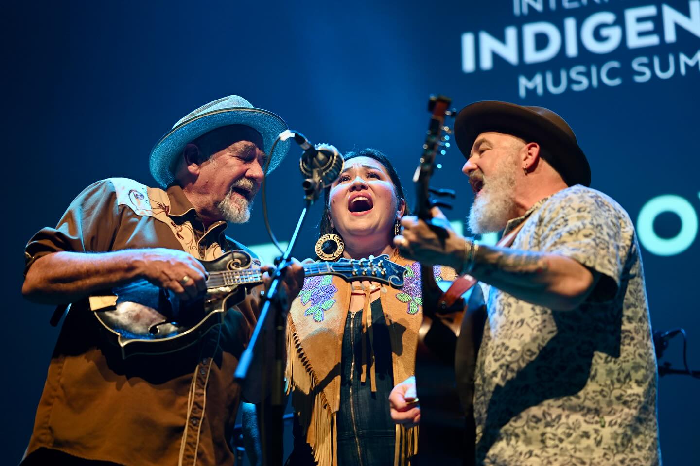 Trois artistes chantant lors du Sommet international de la musique autochtone