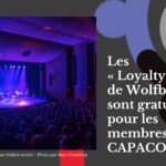 Une bannière grise – à gauche, une photo d'un groupe de musique sur scène, baigné de lumière bleue et violette. À droite, le texte : « Les Loyalty Labs de Wolfbrown sont gratuits pour les membres de CAPACOA. »