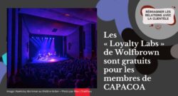 Une bannière grise – à gauche, une photo d'un groupe de musique sur scène, baigné de lumière bleue et violette. À droite, le texte : « Les Loyalty Labs de Wolfbrown sont gratuits pour les membres de CAPACOA. »
