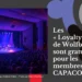 Une bannière grise – à gauche, une photo d'un groupe de musique sur scène, baigné de lumière bleue et violette. À droite, le texte : « Les Loyalty Labs de Wolfbrown sont gratuits pour les membres de CAPACOA. »