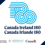 Visuel rectangulaire avec des triangles bleu foncé dans les coins supérieur gauche et inférieur droit. Le texte « Canada–Irlande 180 » apparaît bien en évidence, accompagné d’un logo en forme de volutes bleu pâle. Dans le coin inférieur gauche figurent les logos de CAPACOA, de Culture Ireland, de l’ambassade d’Irlande au Canada et du gouvernement du Canada.