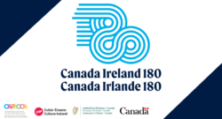 Visuel rectangulaire avec des triangles bleu foncé dans les coins supérieur gauche et inférieur droit. Le texte « Canada–Irlande 180 » apparaît bien en évidence, accompagné d’un logo en forme de volutes bleu pâle. Dans le coin inférieur gauche figurent les logos de CAPACOA, de Culture Ireland, de l’ambassade d’Irlande au Canada et du gouvernement du Canada.